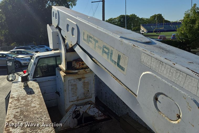 image for item EE8577 1993 GMC  TopKick bucket truck