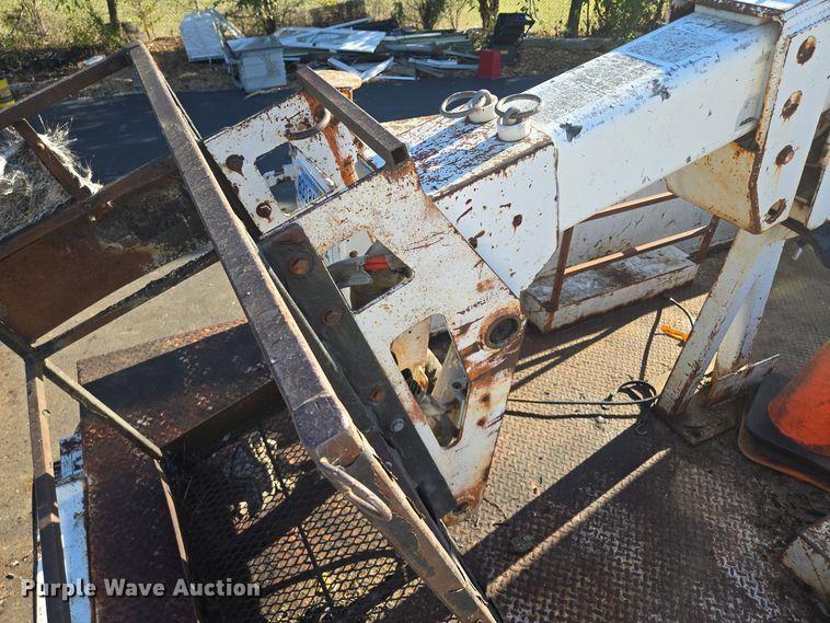 image for item EE8577 1993 GMC  TopKick bucket truck