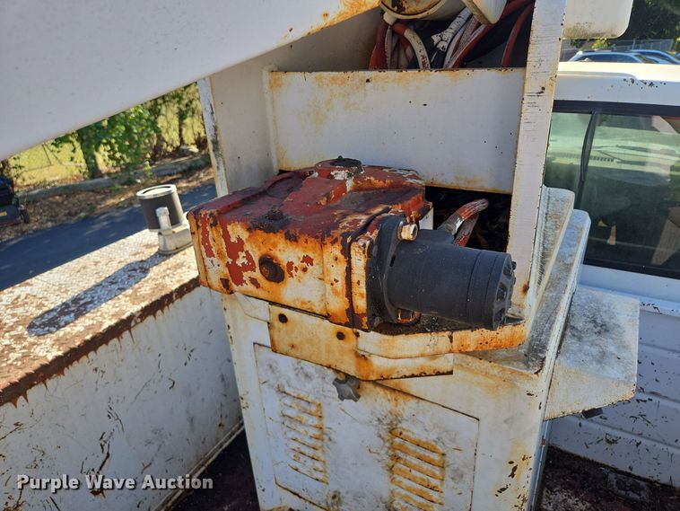 image for item EE8577 1993 GMC  TopKick bucket truck