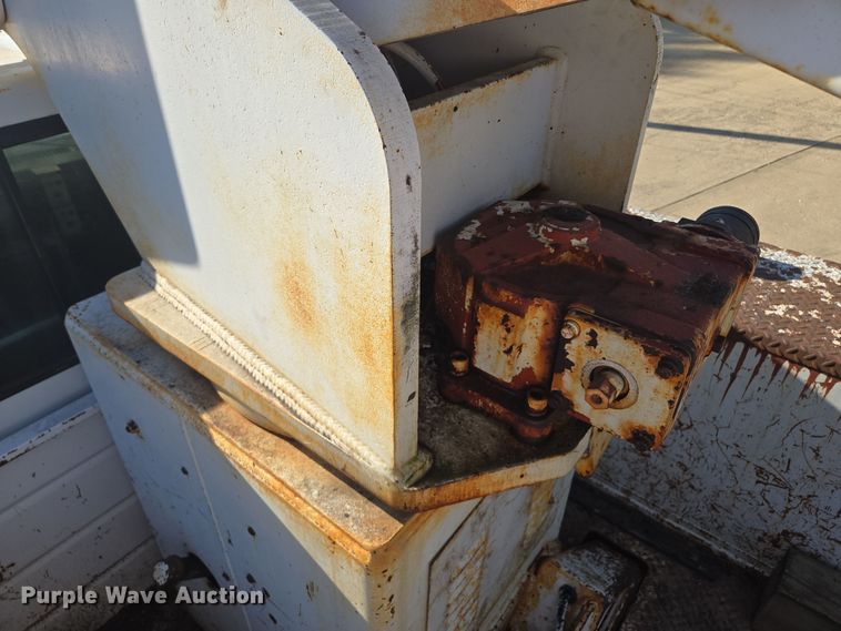 image for item EE8577 1993 GMC  TopKick bucket truck