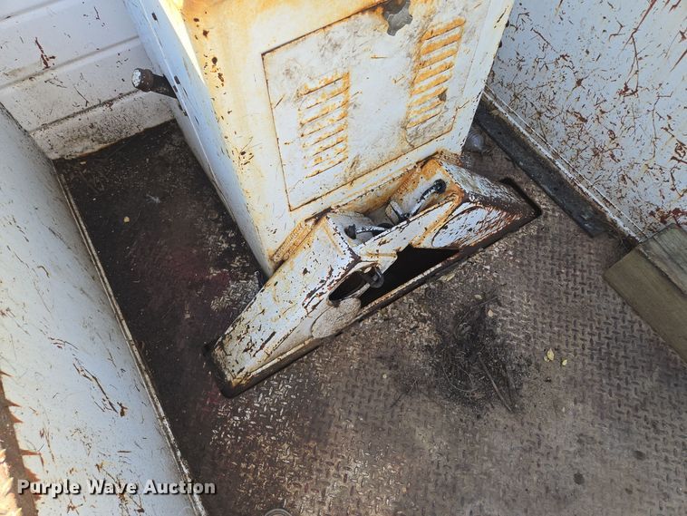 image for item EE8577 1993 GMC  TopKick bucket truck