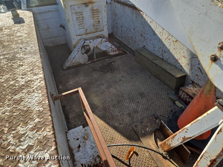 image for item EE8577 1993 GMC  TopKick bucket truck