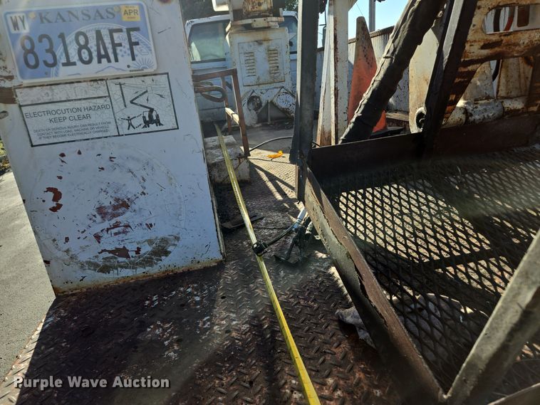 image for item EE8577 1993 GMC  TopKick bucket truck