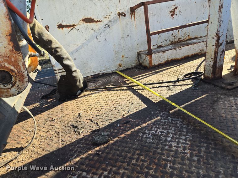 image for item EE8577 1993 GMC  TopKick bucket truck