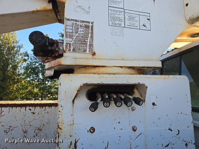 image for item EE8577 1993 GMC  TopKick bucket truck