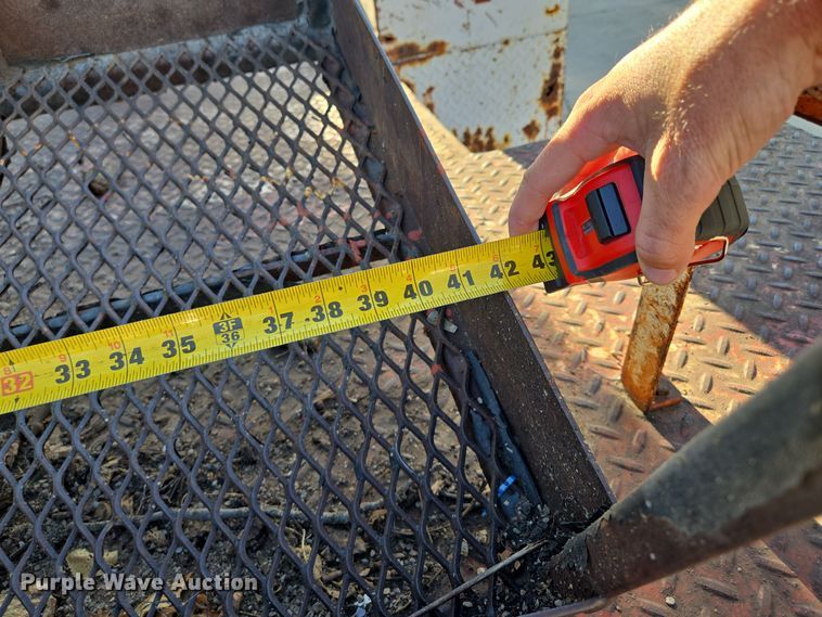 image for item EE8577 1993 GMC  TopKick bucket truck