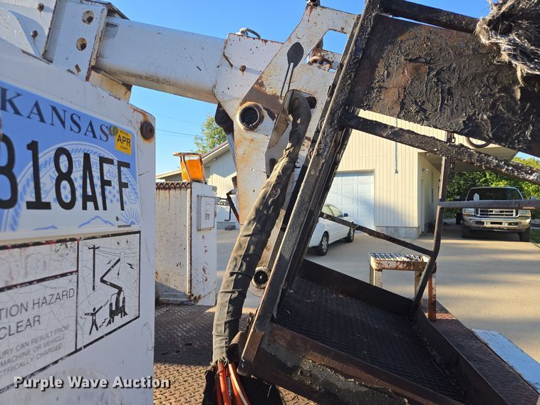image for item EE8577 1993 GMC  TopKick bucket truck