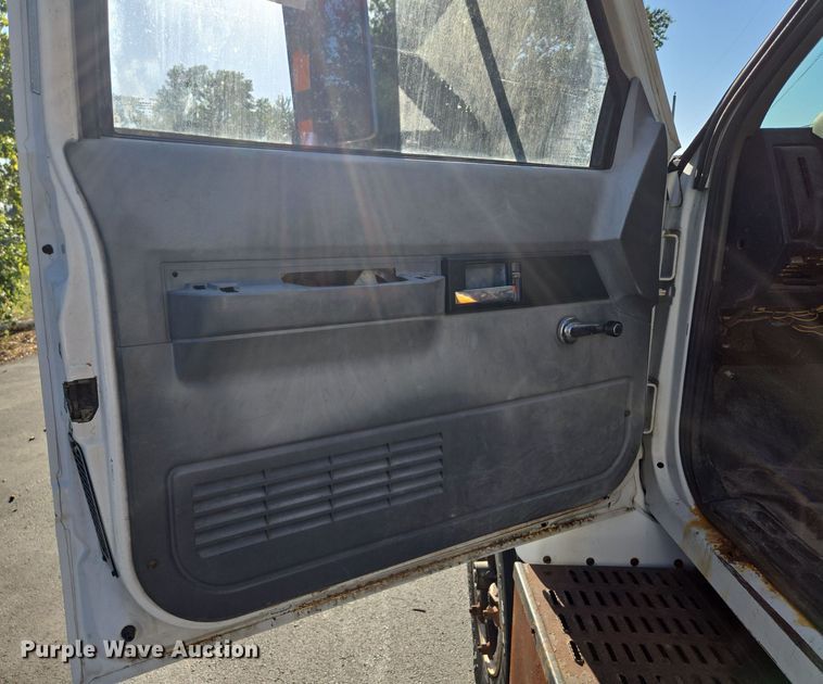 image for item EE8577 1993 GMC  TopKick bucket truck