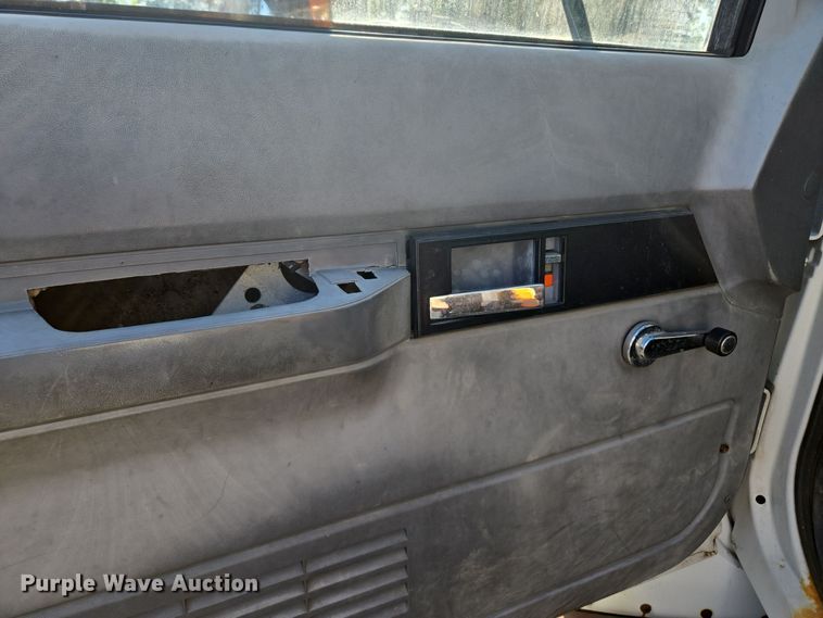 image for item EE8577 1993 GMC  TopKick bucket truck