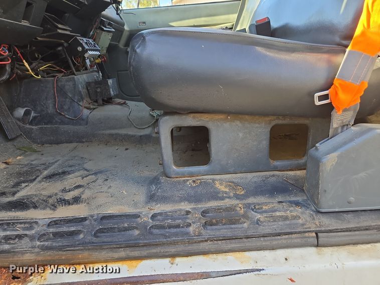 image for item EE8577 1993 GMC  TopKick bucket truck