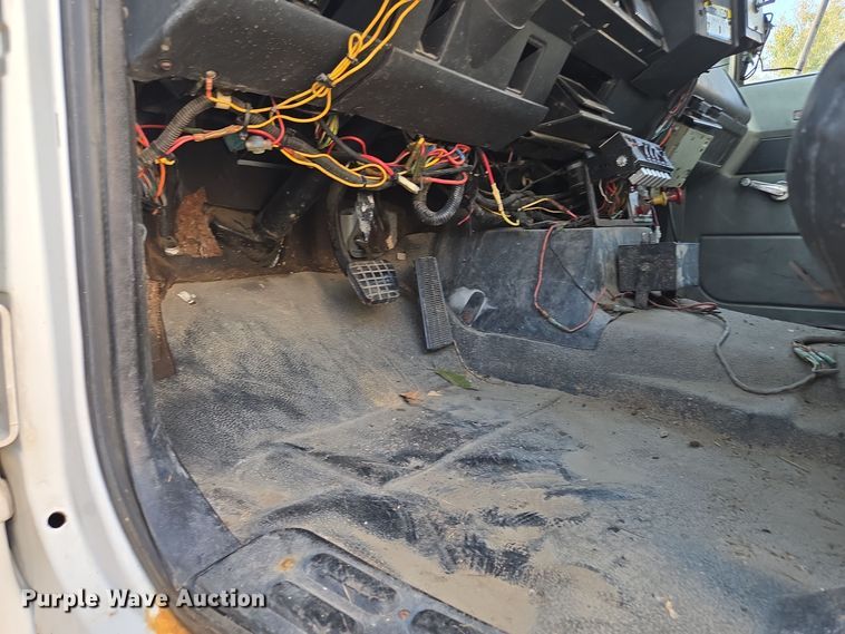 image for item EE8577 1993 GMC  TopKick bucket truck