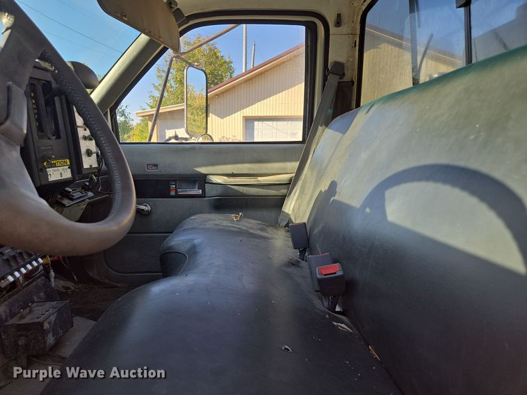 image for item EE8577 1993 GMC  TopKick bucket truck