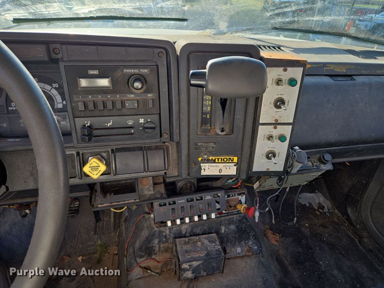 image for item EE8577 1993 GMC  TopKick bucket truck