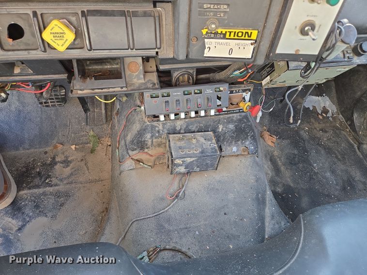 image for item EE8577 1993 GMC  TopKick bucket truck