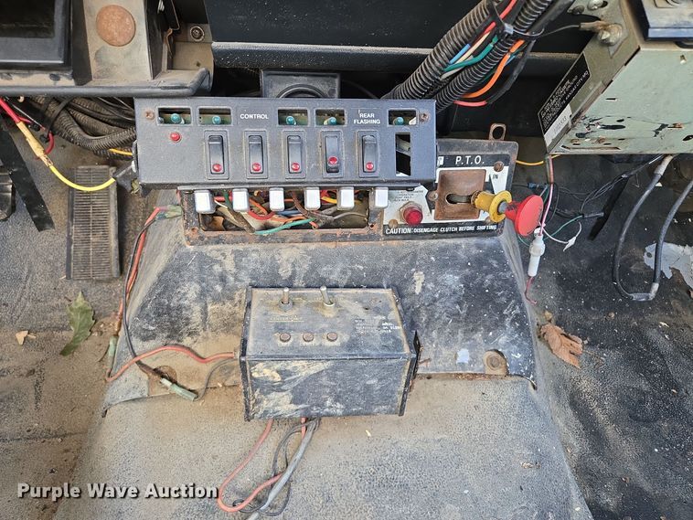 image for item EE8577 1993 GMC  TopKick bucket truck