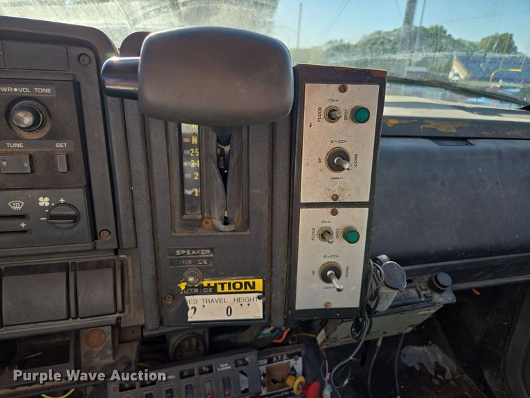 image for item EE8577 1993 GMC  TopKick bucket truck