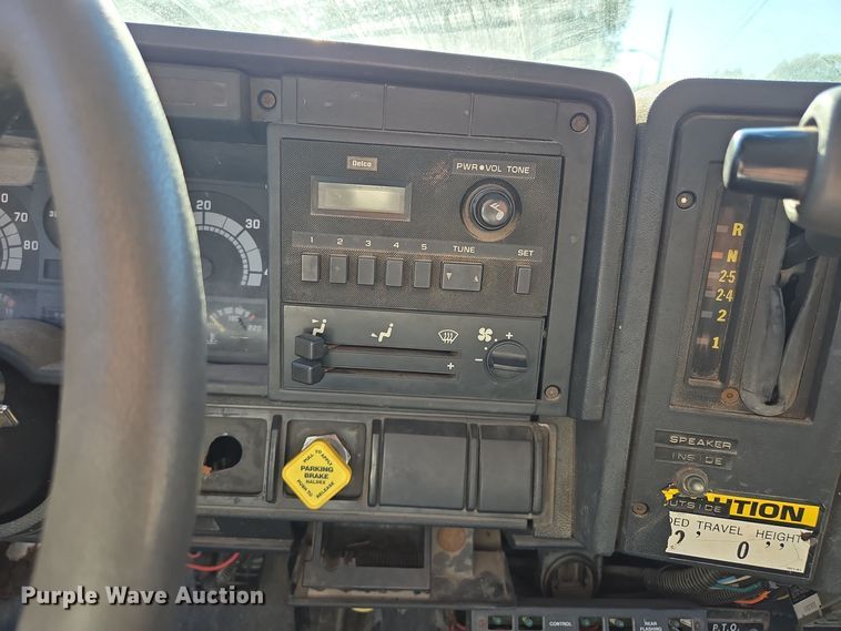 image for item EE8577 1993 GMC  TopKick bucket truck