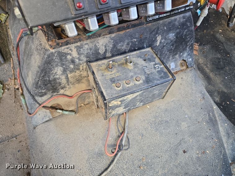 image for item EE8577 1993 GMC  TopKick bucket truck