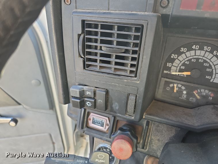 image for item EE8577 1993 GMC  TopKick bucket truck