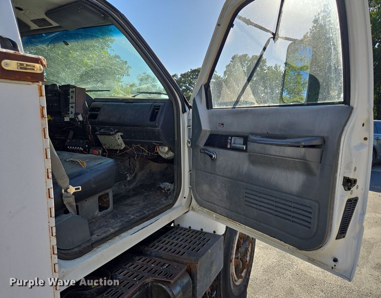 image for item EE8577 1993 GMC  TopKick bucket truck