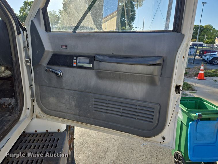 image for item EE8577 1993 GMC  TopKick bucket truck