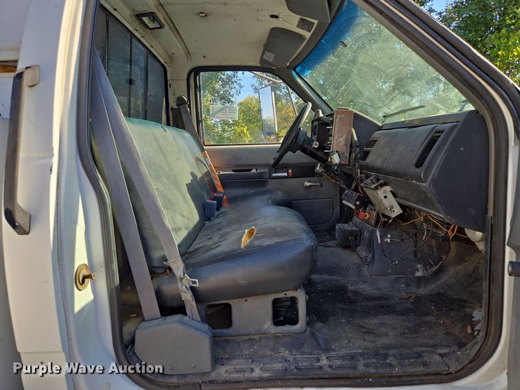 image for item EE8577 1993 GMC  TopKick bucket truck