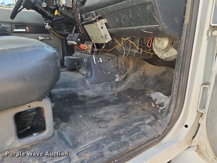 image for item EE8577 1993 GMC  TopKick bucket truck