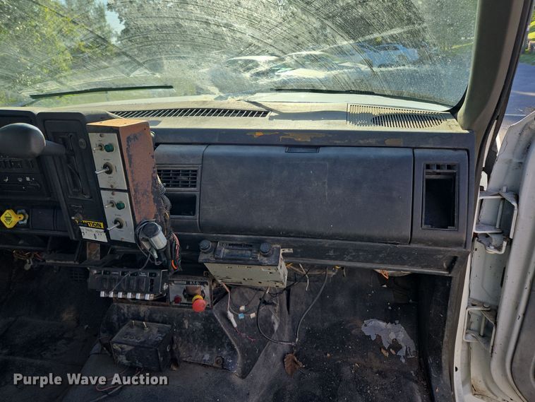 image for item EE8577 1993 GMC  TopKick bucket truck