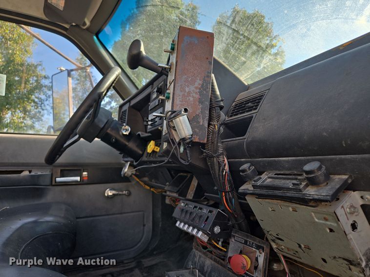 image for item EE8577 1993 GMC  TopKick bucket truck