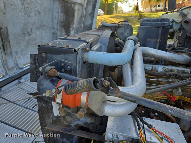 image for item EE8577 1993 GMC  TopKick bucket truck