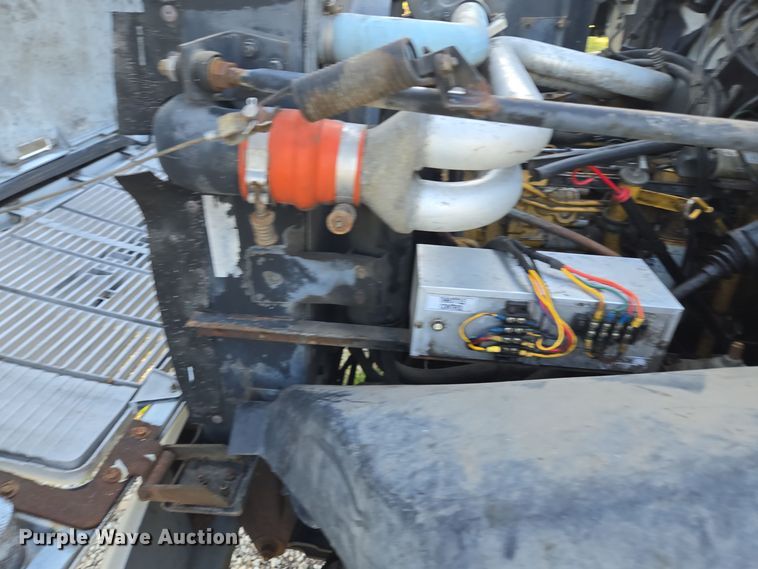 image for item EE8577 1993 GMC  TopKick bucket truck