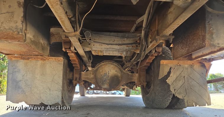 image for item EE8577 1993 GMC  TopKick bucket truck