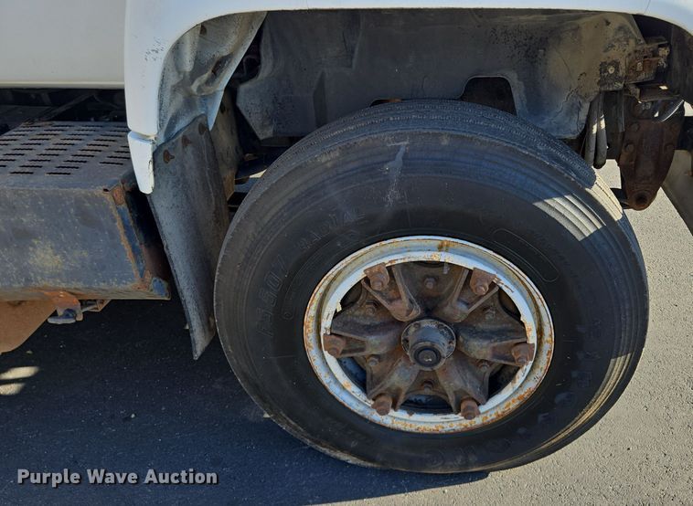 image for item EE8577 1993 GMC  TopKick bucket truck