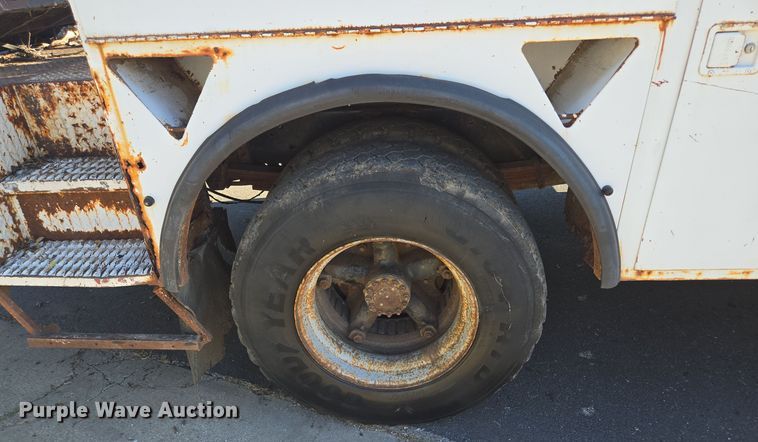 image for item EE8577 1993 GMC  TopKick bucket truck