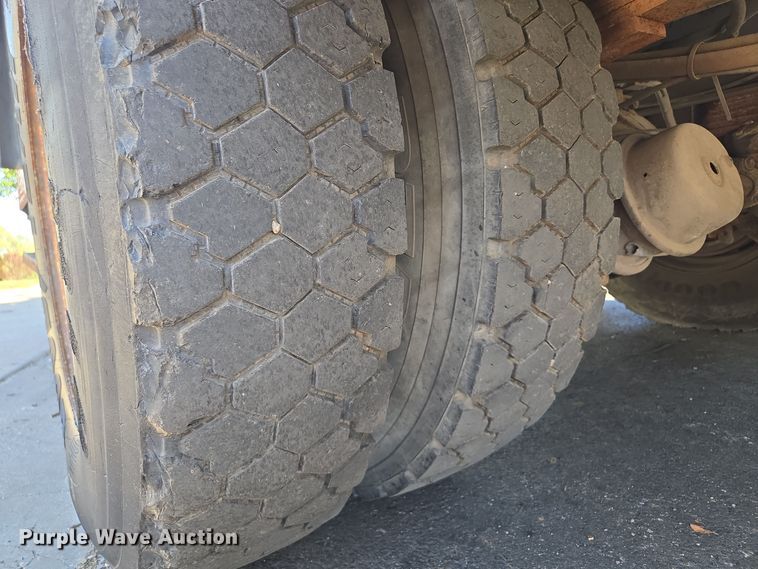 image for item EE8577 1993 GMC  TopKick bucket truck