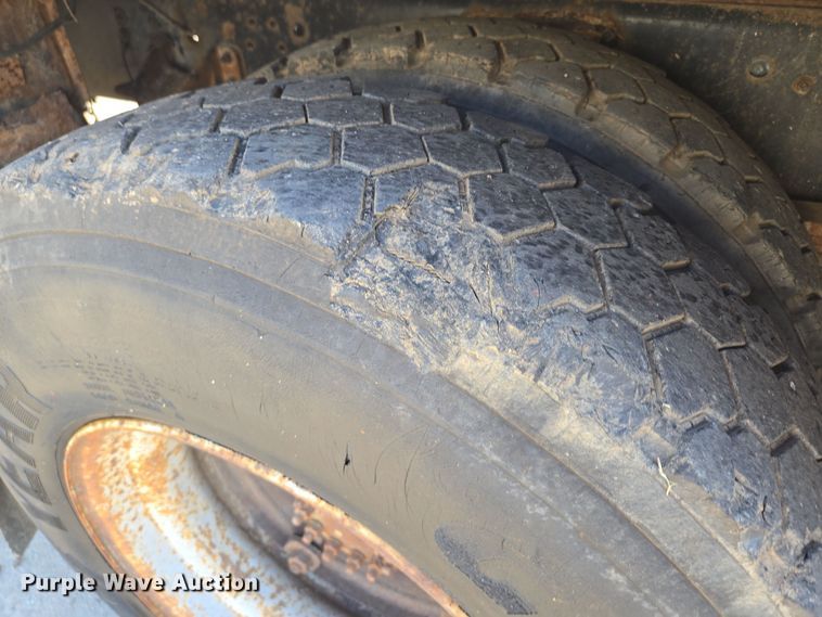 image for item EE8577 1993 GMC  TopKick bucket truck