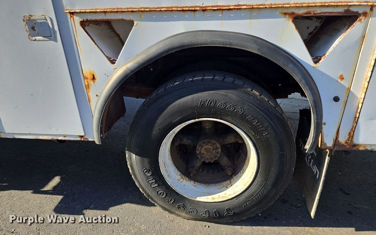 image for item EE8577 1993 GMC  TopKick bucket truck