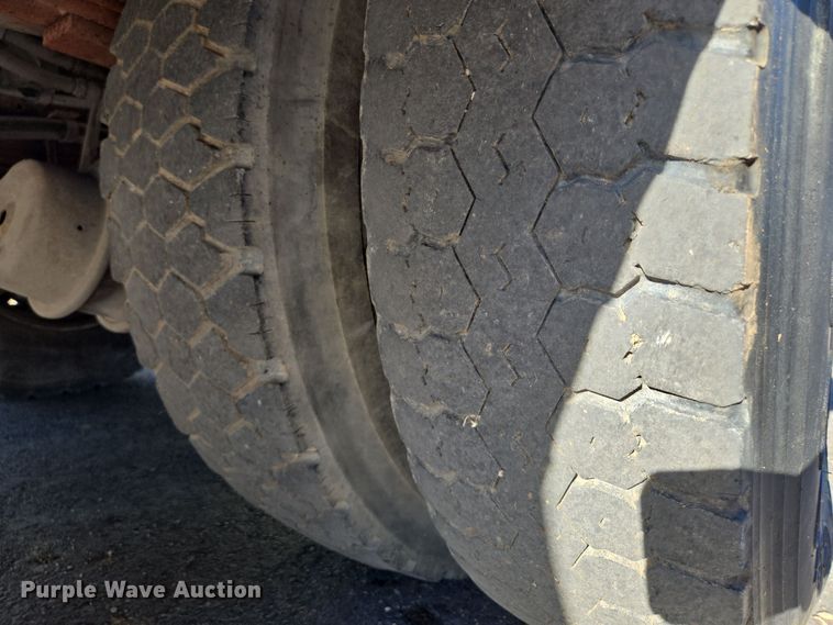 image for item EE8577 1993 GMC  TopKick bucket truck