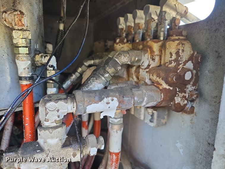 image for item EE8577 1993 GMC  TopKick bucket truck