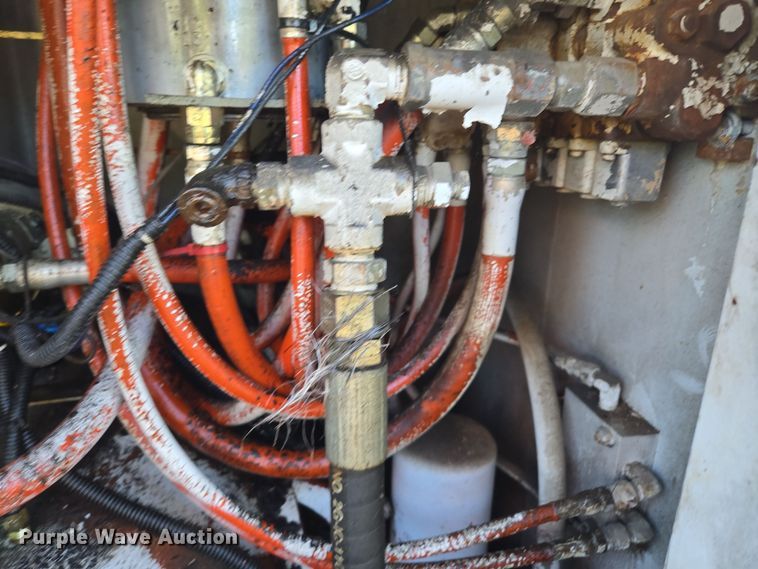 image for item EE8577 1993 GMC  TopKick bucket truck