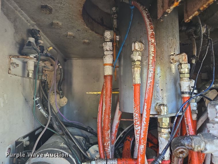 image for item EE8577 1993 GMC  TopKick bucket truck