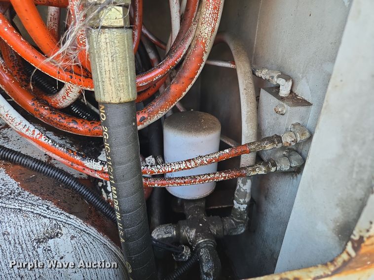 image for item EE8577 1993 GMC  TopKick bucket truck