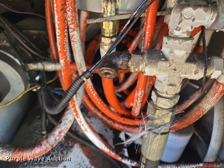 image for item EE8577 1993 GMC  TopKick bucket truck