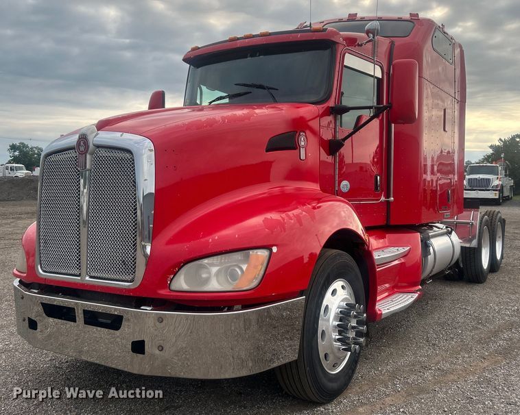 image for item EG0753 2013 Kenworth T660 semi truck