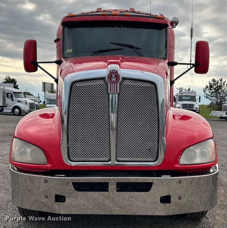 image for item EG0753 2013 Kenworth T660 semi truck