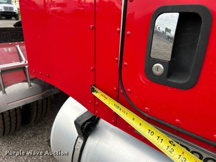 image for item EG0753 2013 Kenworth T660 semi truck