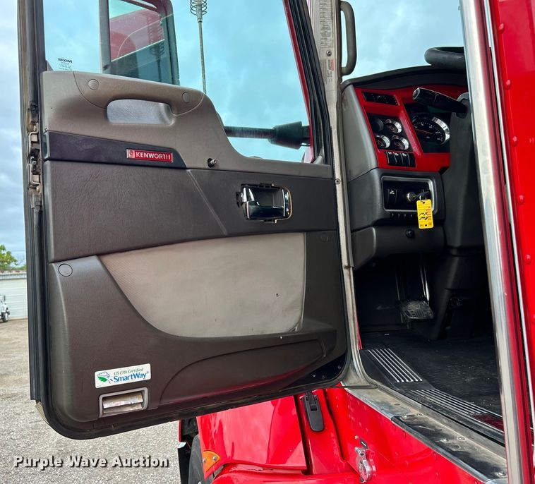 image for item EG0753 2013 Kenworth T660 semi truck