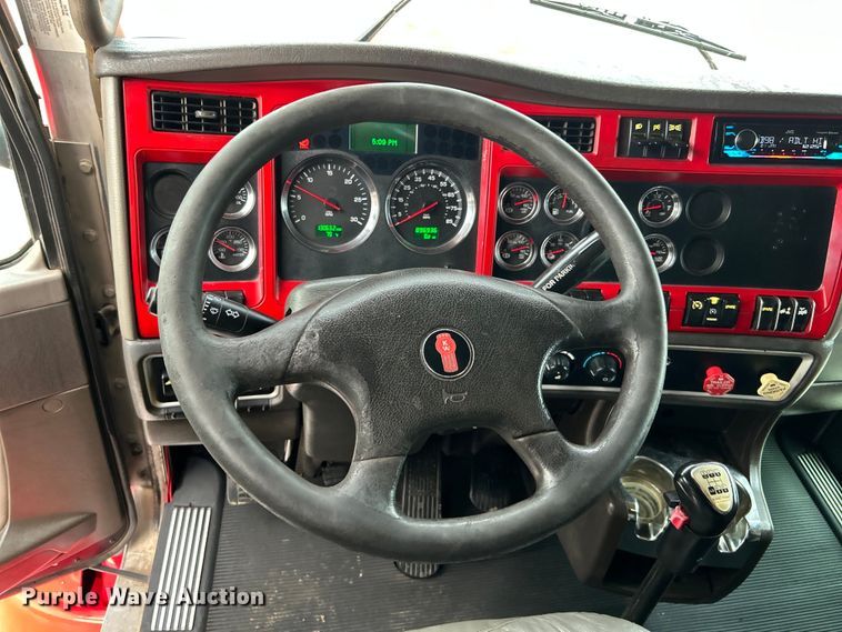 image for item EG0753 2013 Kenworth T660 semi truck