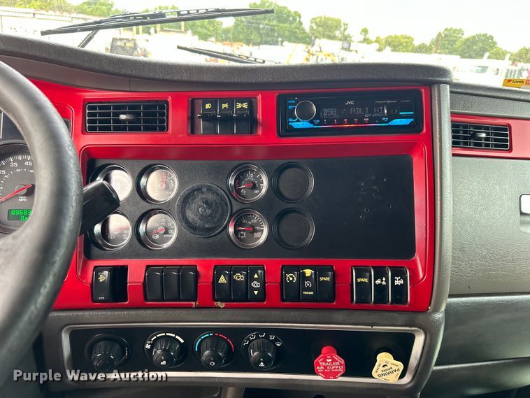 image for item EG0753 2013 Kenworth T660 semi truck