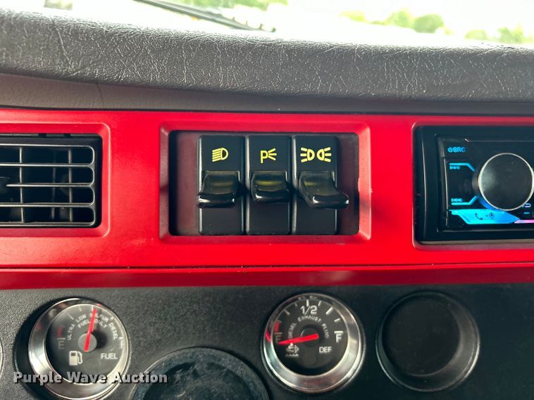 image for item EG0753 2013 Kenworth T660 semi truck